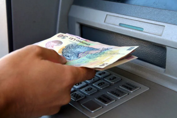 Șofer RATT, bătut și TÂLHĂRIT de doi bărbați, în Piața Mocioni, după ce și-a scos banii de la bancomat