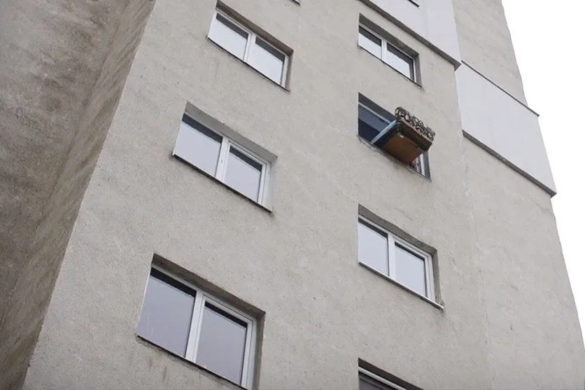 INCONȘTIENȚI! Au aruncat o canapea de la etajul 2, direct pe capul unui copil care trecea pe sub geam