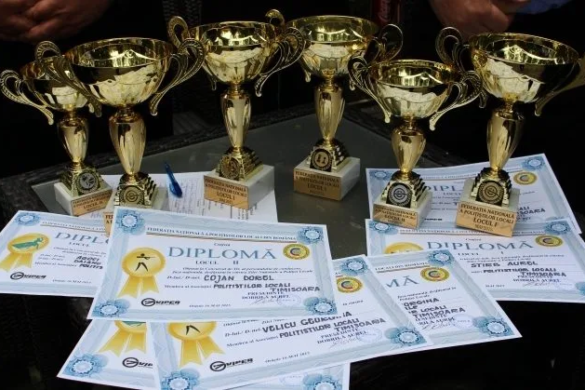 Polițiștii locali din Timișoara, CAMPIONI naționali la tras cu pistolul și la ”sportul minții” FOTO