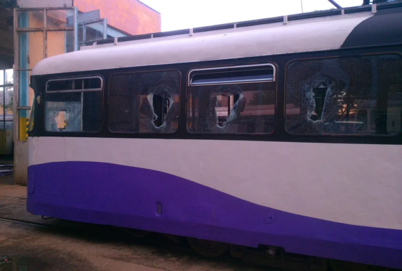 vandalizare tramvai geamuri sparte jpg