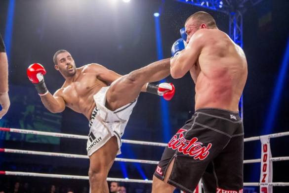 Românul Benjamin Adegbuyi luptă cu Verhoeven pentru a deveni CAMPION MONDIAL la categoria grea din kickbox