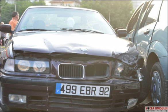 Un ţigan aflat la volanul unui BMW cu numere FALSE a provocat un ACCIDENT și a fugit FOTO/VIDEO