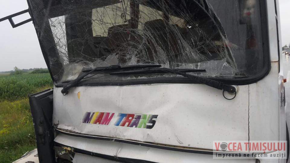 Două autobuze s au CIOCNIT violent lângă podul de la Albina1 Două autobuze s au CIOCNIT violent lângă podul de la Albina1