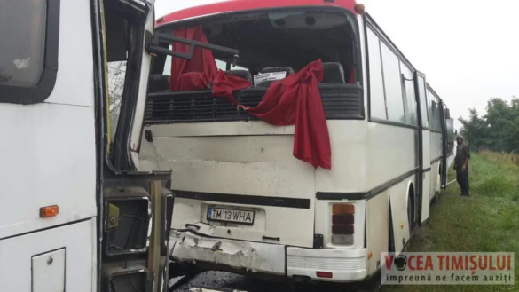 Două autobuze s au CIOCNIT violent lângă podul de la Albina3 jpg Două autobuze s au CIOCNIT violent lângă podul de la Albina3 jpg