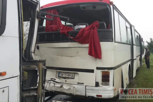 Două autobuze s-au CIOCNIT violent lângă podul de la Albina. Cinci pasageri au fost răniți FOTO