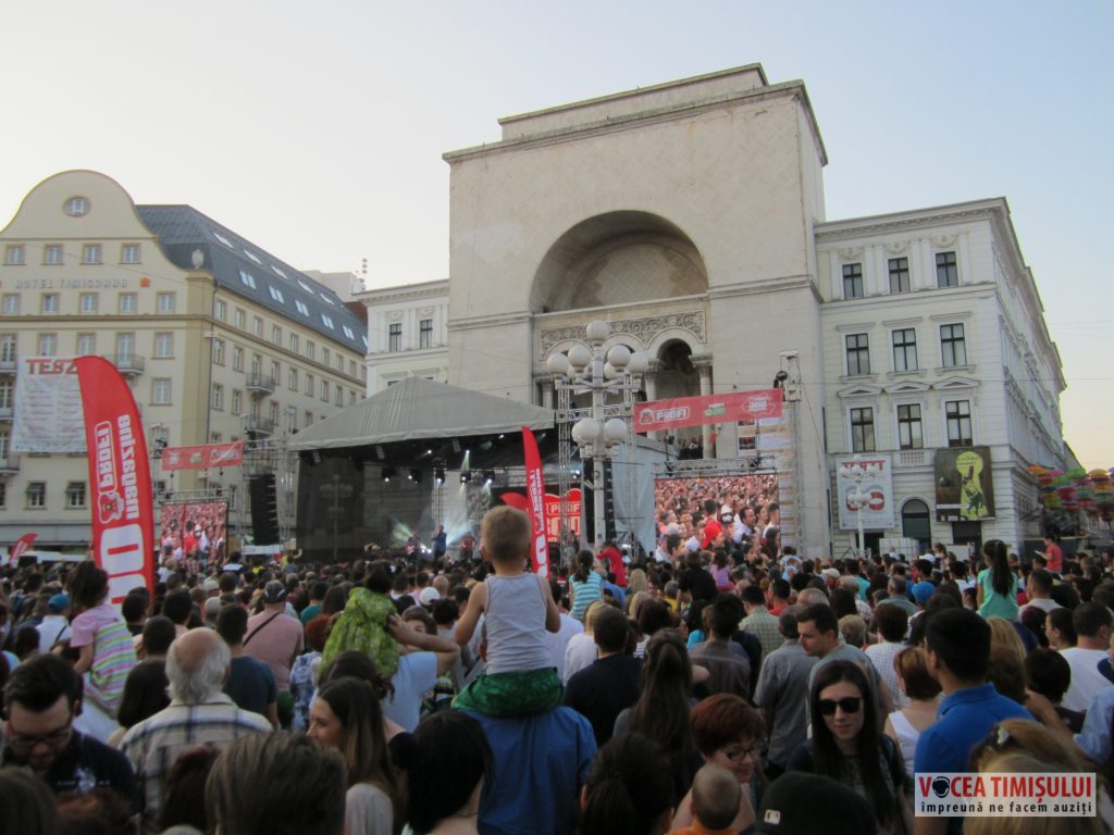 Horia Brenciu show INCENDIAR în fața miilor de timișoreni aflați în Piața Victoriei 1 Horia Brenciu show INCENDIAR în fața miilor de timișoreni aflați în Piața Victoriei 1
