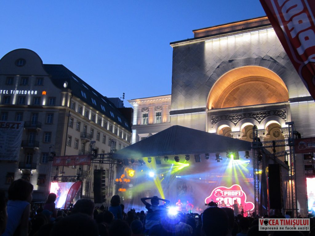 Horia Brenciu show INCENDIAR în fața miilor de timișoreni aflați în Piața Victoriei 10 Horia Brenciu show INCENDIAR în fața miilor de timișoreni aflați în Piața Victoriei 10