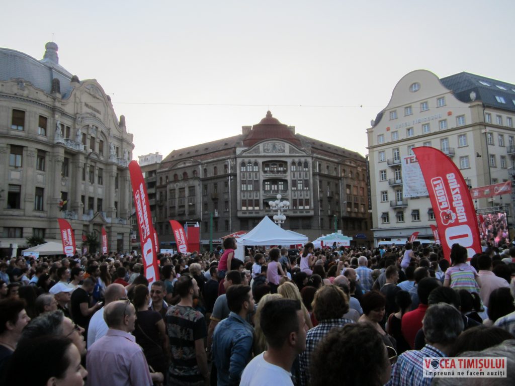 Horia Brenciu show INCENDIAR în fața miilor de timișoreni aflați în Piața Victoriei 2 Horia Brenciu show INCENDIAR în fața miilor de timișoreni aflați în Piața Victoriei 2