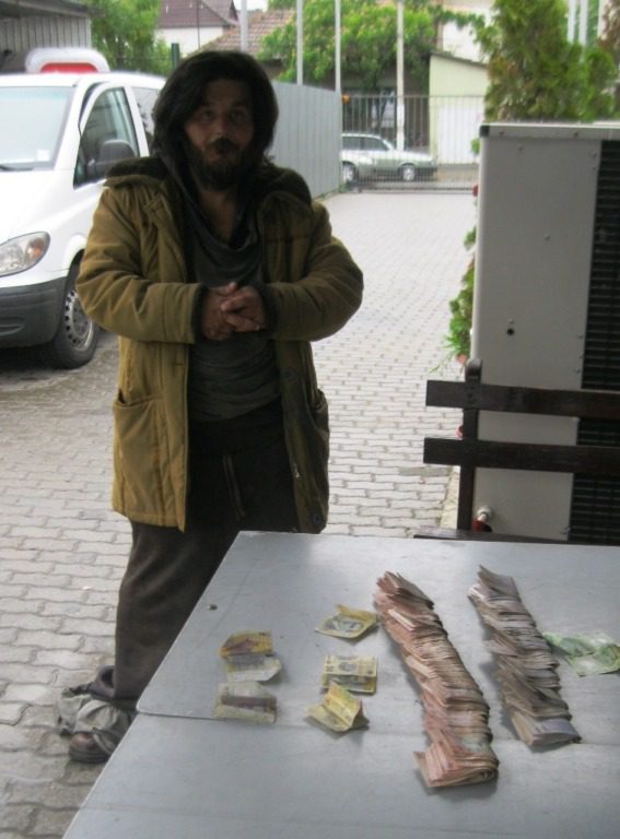 cersetor cu bani1 cersetor cu bani1