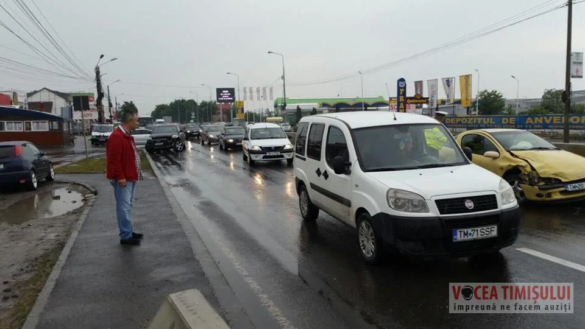 Șoferul unui Audi Q7 s a ”vârât” cu TUPEU pe Calea Șagului și a provocat un accident1 jpg
