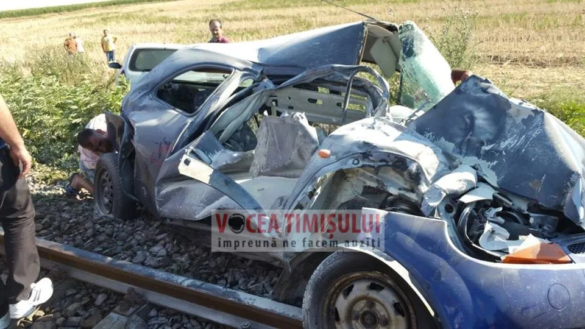 ȘOCANT Ford DEZMEMBRAT total după un accident feroviar petrecut în Timiș3 jpg ȘOCANT Ford DEZMEMBRAT total după un accident feroviar petrecut în Timiș3 jpg