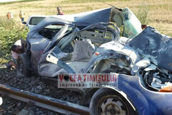 ȘOCANT! Ford DEZMEMBRAT total după un accident feroviar petrecut în Timiș. În ce stare se află șoferița FOTO