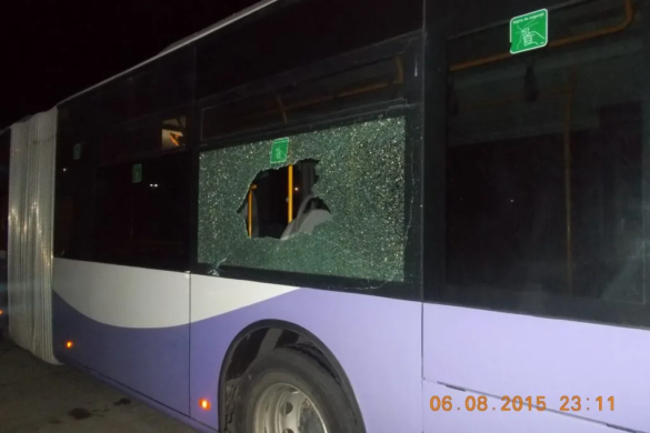 Autobuz al RATT, vandalizat de doi tineri, la Timișoara FOTO