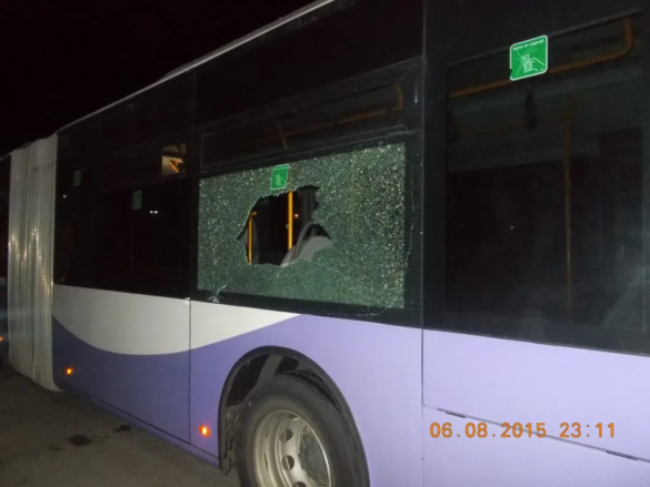 autobuz cu geam spart 1 jpg