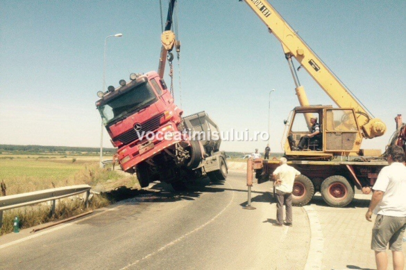 Un camion încărcat cu piatră s-a răsturnat în sensul giratoriu care face legătura cu Autostrada Timisoara-Arad !