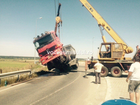 camion încărcat cu piatră@08
