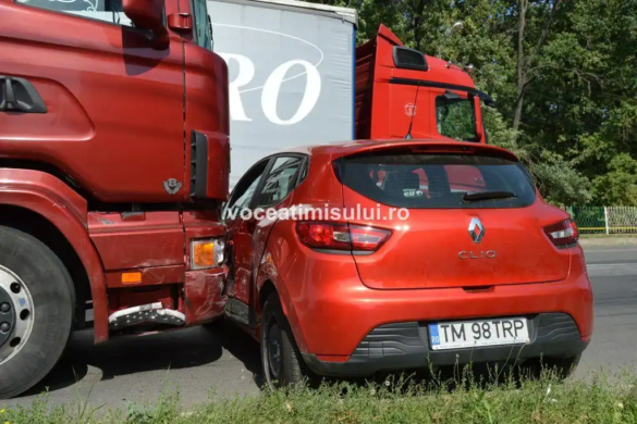 Accident! Un TIR a lovit un Renault pe Calea Lugojului, şi l-a târât mai bine de 50 de metri