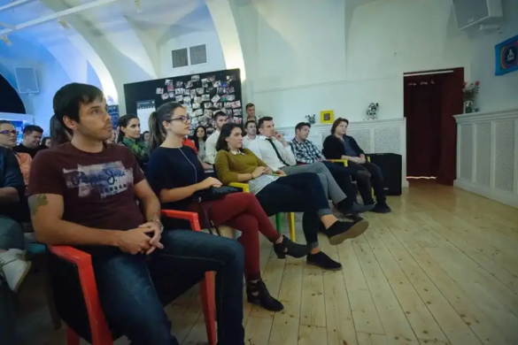„Cariera în țară sau afara?”, tema conferinței care va dori să-i ajute pe tinerii INDECIȘI pe plan profesional. Ce speakeri își vor dezvălui experiențele personale