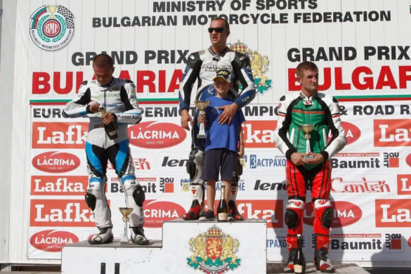 Ionel Pascotă, CAMPION național al Bulgariei la motociclism viteză, clasa Supersport. Ce premiere au avut loc în familia Pascotă la cursa de la Plevna