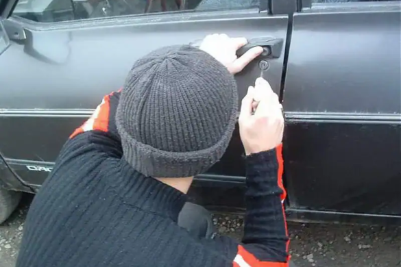 Mai mulți tineri bănuiți de furturi din autoturisme au fost DEPISTAȚI de către polițiștii locali