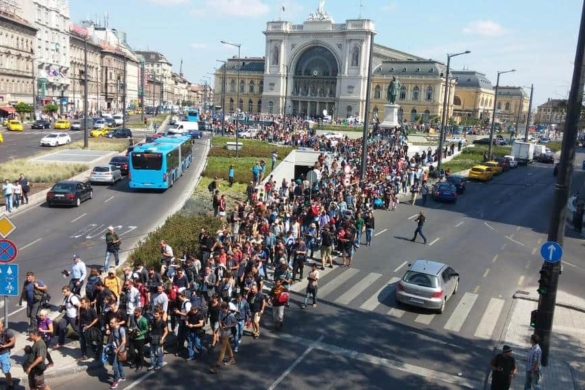 Sute de imigranți au plecat pe jos din Budapesta spre Austria