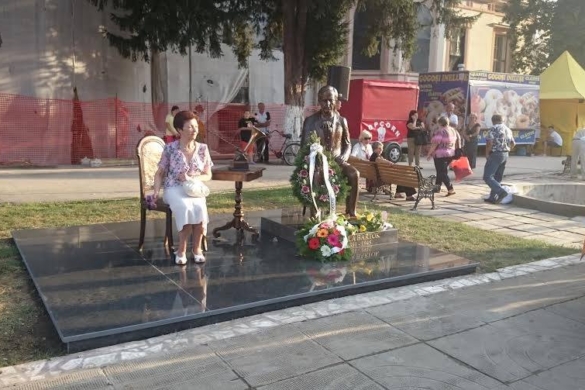 Statuia compozitorului Béla Bartók, dezvelită în fața castelului din Sânnicolau Mare. Ce personalități au luat parte la eveniment