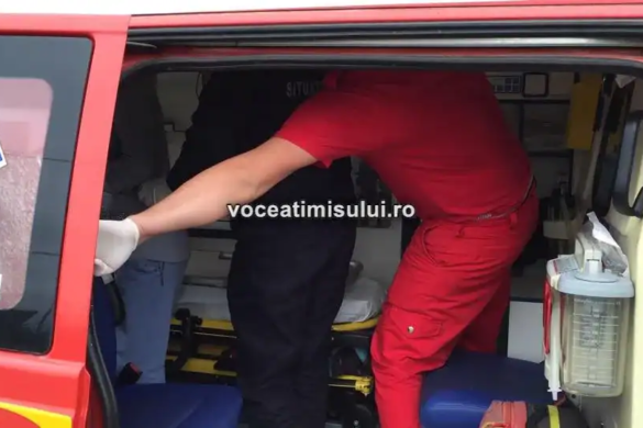 Un autocar în care se aflau 35 de persoane a fost implicat într-un accident la Șandra