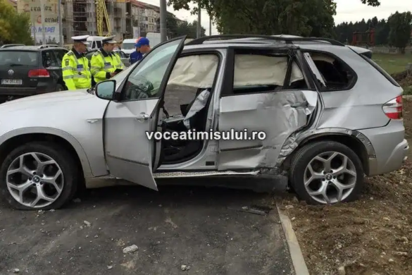 Accident SPECTACULOS în Dumbrăvița, după ce o tânără a intrat în stâlp cu mașina