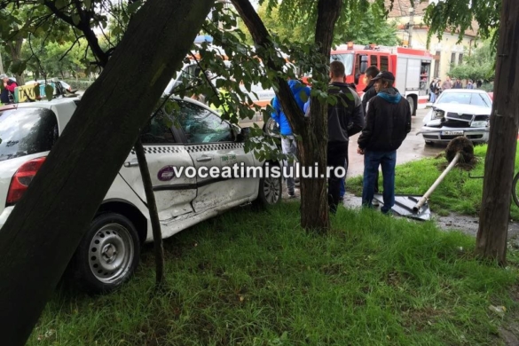 Impact puternic după ce un taximetrist nu s-a asigurat. O femeie a ajuns la spital