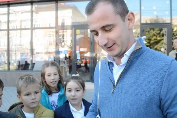 Alfred Simonis, un personaj desprins din comediile lui Caragiale. O altă variantă a piesei „O scrisoare pierdută”, interpretată ieri în fața Bega Shopping Center VIDEO