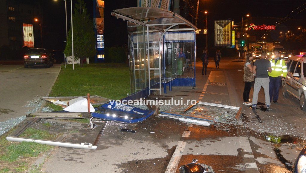 Staţie-de-autobuz-distrusă06