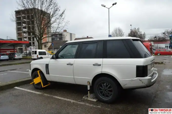 Un Range Rover, cu suspensia DISTRUSA de angajații firmei Îngerii Galbeni după ce a fost târât prin parcare ABUZURILE Îngerilor Galbeni 06 jpg