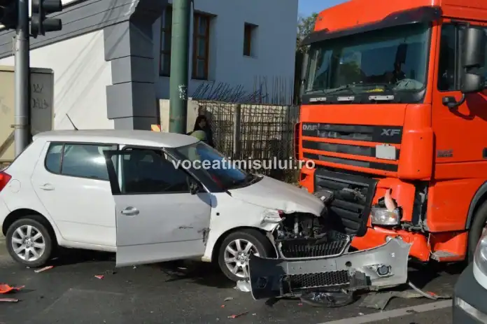 Accident într-o intersecţie din Timişoara, unde un TIR a făcut praf o Skoda Fabia Accident Andrei Șaguna cu Iosif Vulcan01 jpg