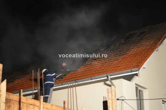 Familie cu trei copii din Timişoara, la un pas de tragedie după ce podul casei a luat foc Incendiu casa str. Vasile Cretu 20 jpg