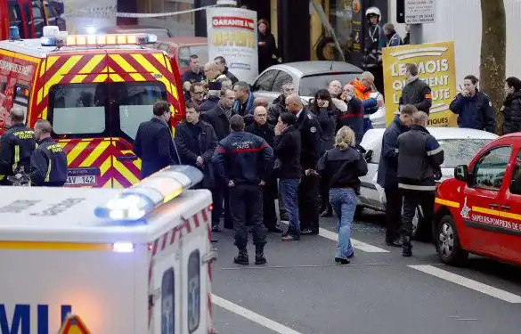 Parisul, sub ASEDIU. Atentate teroriste multiple în capitala Franței, soldate cu peste 120 de morți