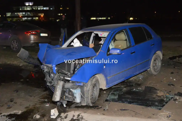 Două maşini distruse în aceasa seară la Timişoara, din cauza unui şofer neatent