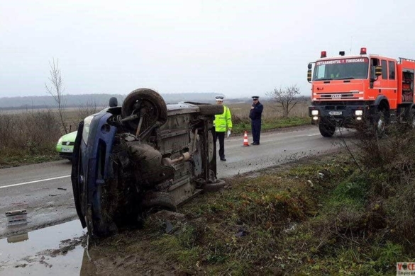 Accident pe drumul dintre Pișchia și Timișoara. Mașină răsturnată după ce s-a izbit de un pod FOTO