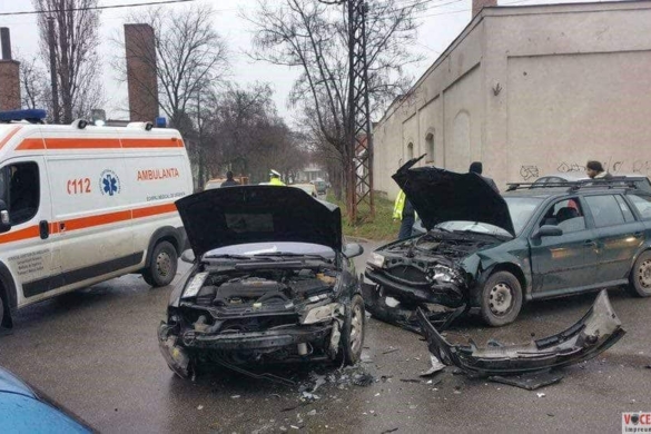 O femeie a ajuns la spital după un accident într-o intersecție din Timișoara FOTO