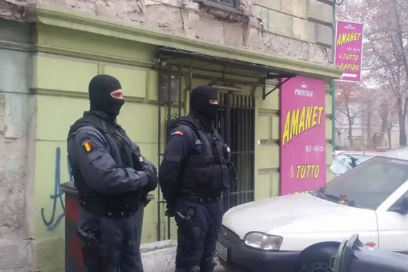 Comercianții de etnobotanice din Piața Unirii, săltați de polițiștii de la Crima Organizată