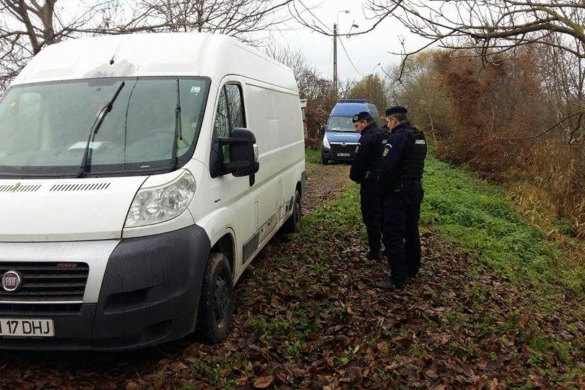 Un microbuz FURAT dintr-un service auto, accidentat și abandonat, a fost găsit de jandarmi