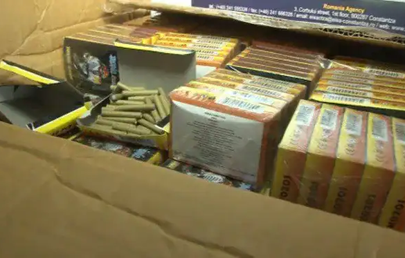 Peste 6.000 de artificii și petarde, confiscate după o percheziție la domiciliu a polițiștilor