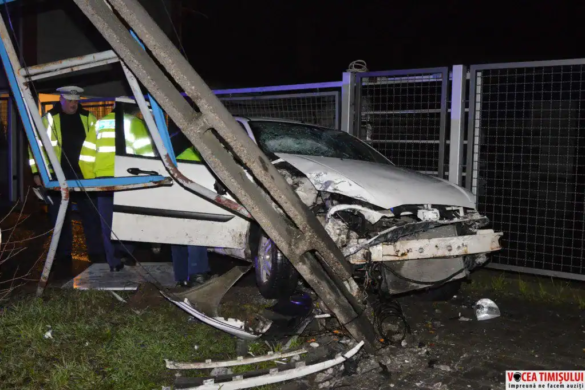 Accident pe strada Gloriei din Timişoara. Un şofer a rupt un stâlp de electricitate şi gardul unei fabrici