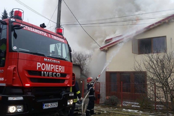 Incendiu în Timişoara: casă în flăcări