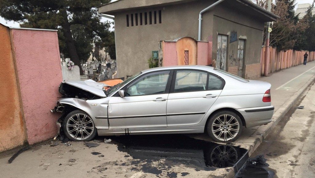 BMW-in-gardul-cimitirului-din-Calea-Sagului08