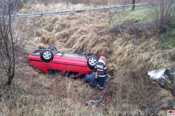 Un bărbat a ajuns la spital, după ce s-a răsturnat cu maşina într-un sanţ de pe marginea drumului