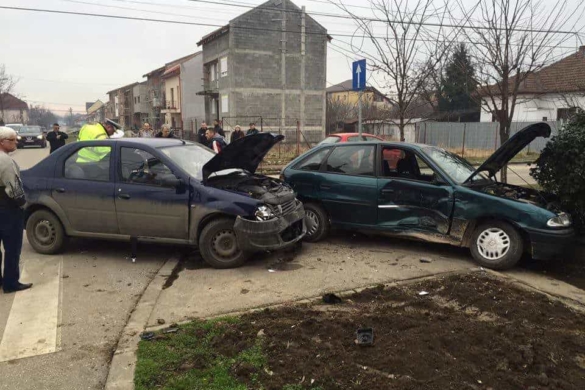 Neatenţia unui şofer a distrus două autoturisme şi a băgat o persoană în spital