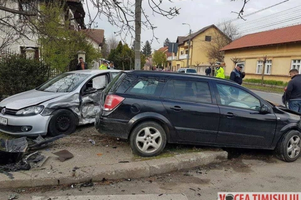 Două mașini grav avariate și trei persoane la spital din cauza neacordării de prioritate, la Timișoara