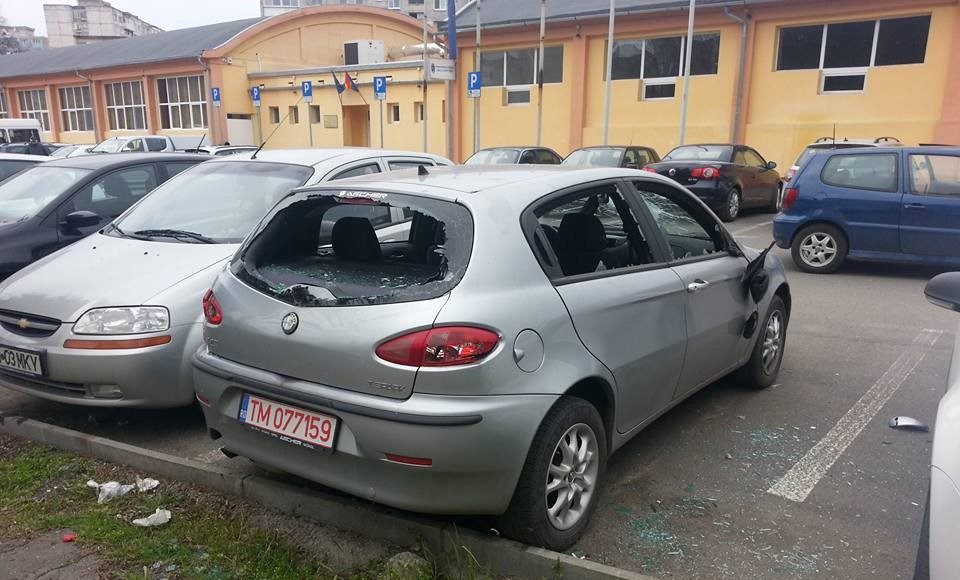 Autoturism-vandalizat-in-Piata-Dacia-din-Timisoara4