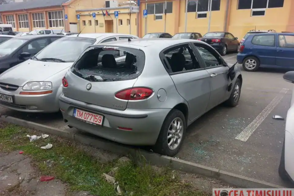 Mașină vandalizată în zona Dacia. Martor: Am văzut doi bărbați cu pari