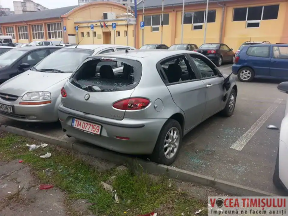 Autoturism vandalizat in Piata Dacia din Timisoara4 jpg Autoturism vandalizat in Piata Dacia din Timisoara4 jpg